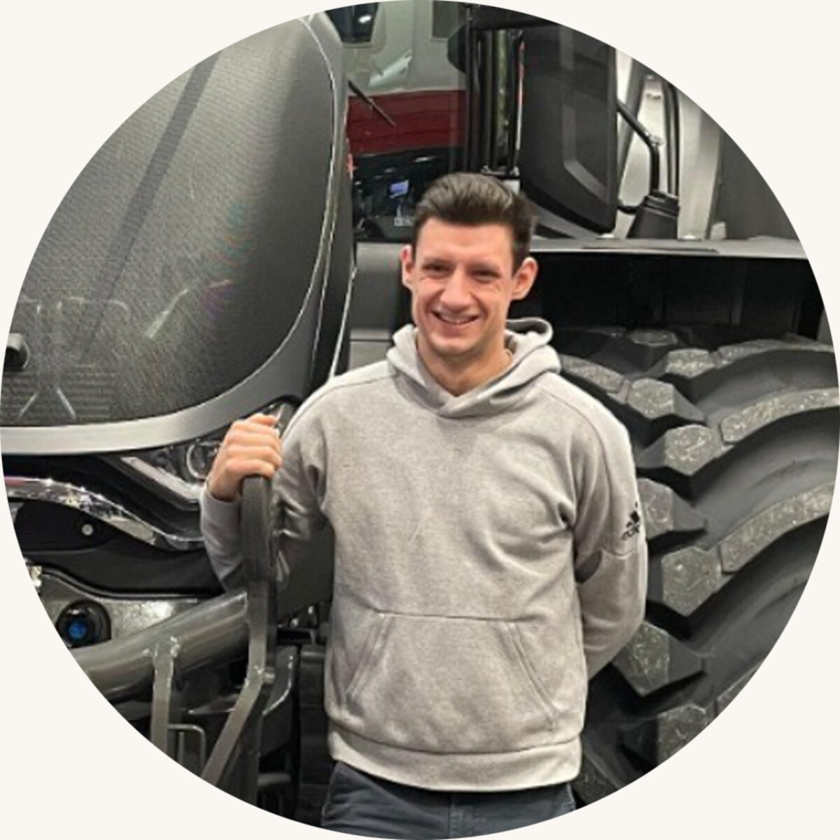 Lukas Romann in der Werkstatt